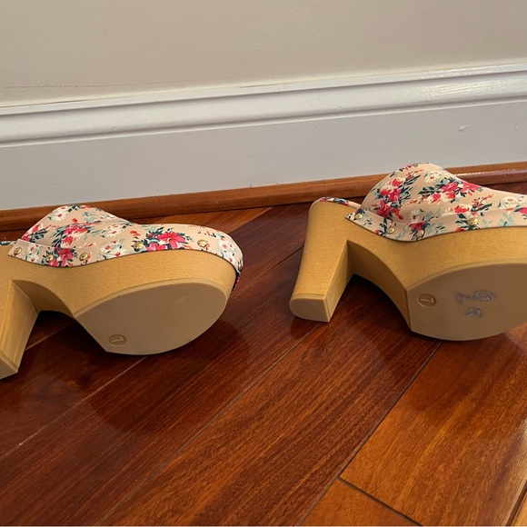 NWOT Report Floral Print Clogs - Picture 2 of 2